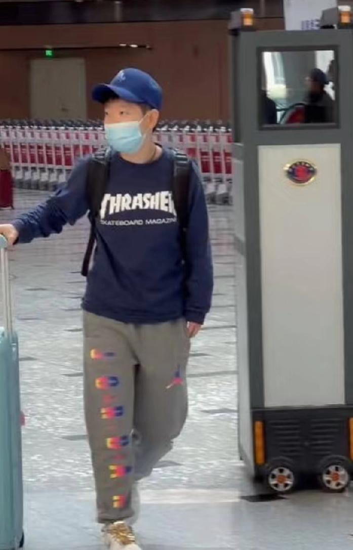 哈哈，宝子们快瞅！这真的是孙颖莎不是哪个小朋友吧！21年的时候，她戴着口罩，脑