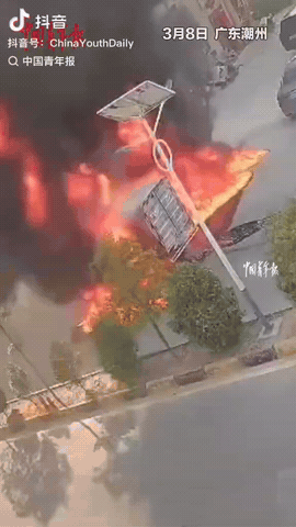 3月8日，广东潮州，一男子发现前方货车起火，见火势十分凶猛，他便跑过去挪车，万万