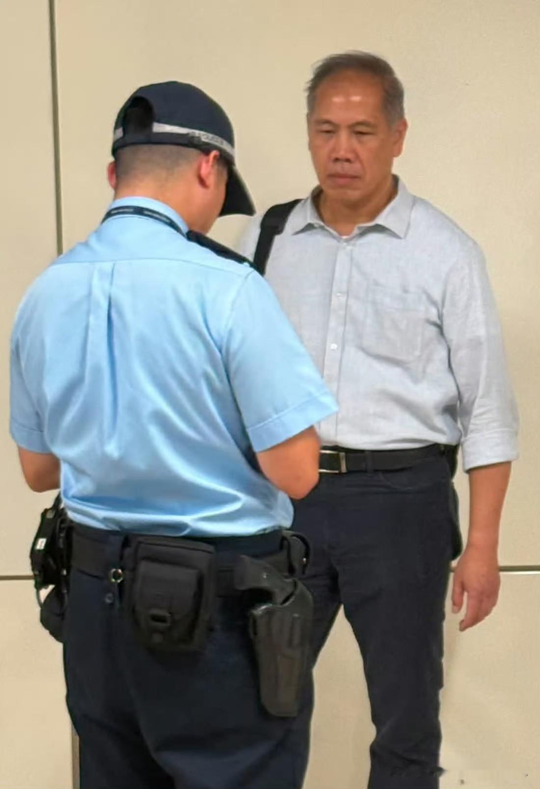 香港网友曝光一个撞人族网友表示，一名身材健硕男子，在湾仔地铁站专门挑年轻貌美