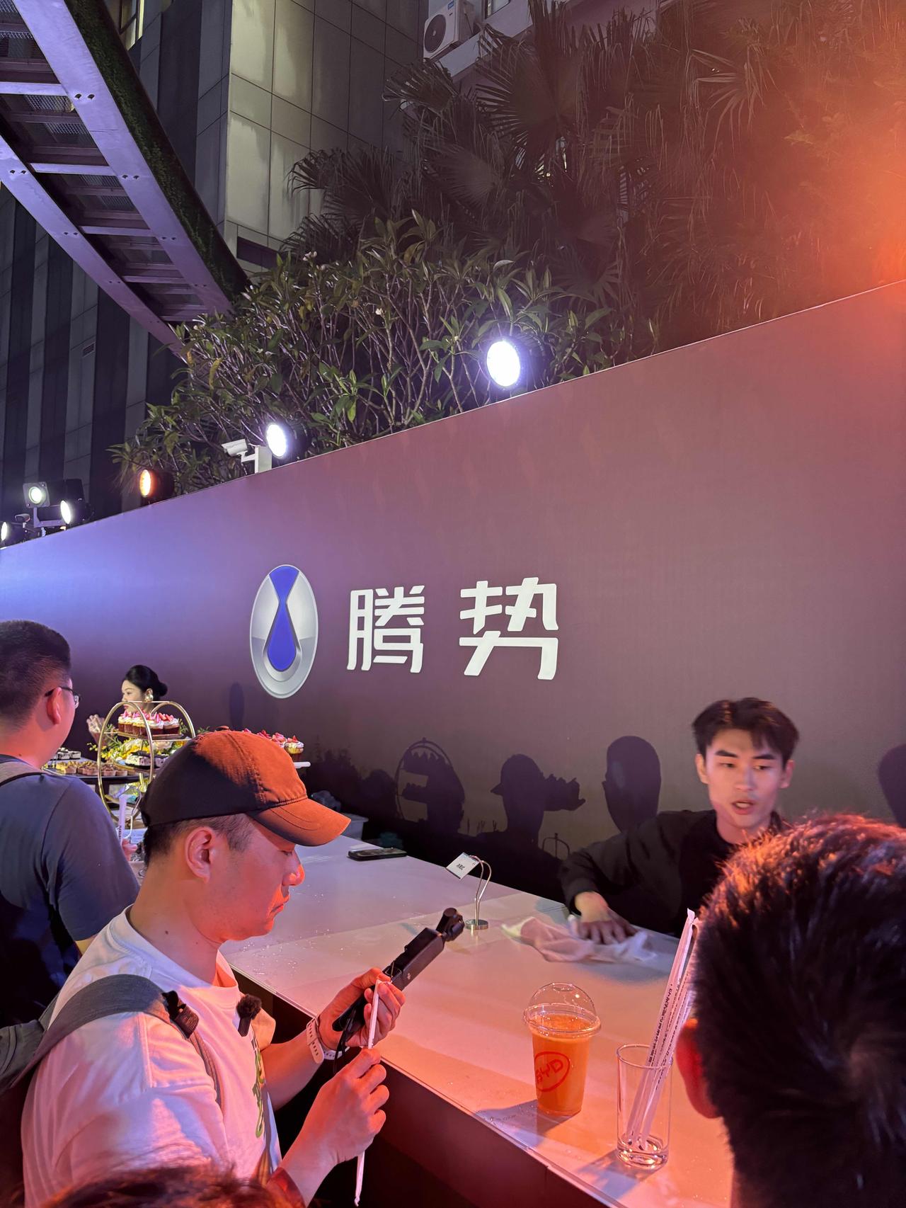 连续三年MPV销冠，这一次换代有点“不讲武德”。新一代腾势D9上市35.98万起