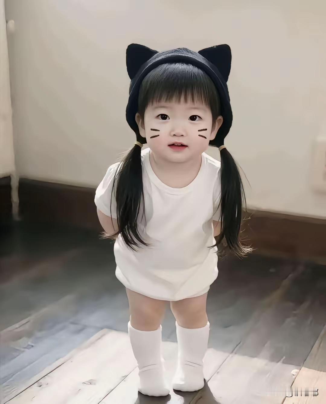 捡到一个奶团子这应该是莎莎以后的宝贝吧瞧长的多像莎莎啊她的爸爸也一定是个大