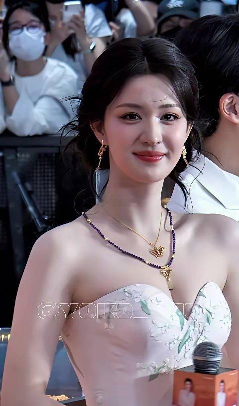 看着脖子上的净化器就心酸天天呛烟，咳嗽怎么可能好，心疼美女！