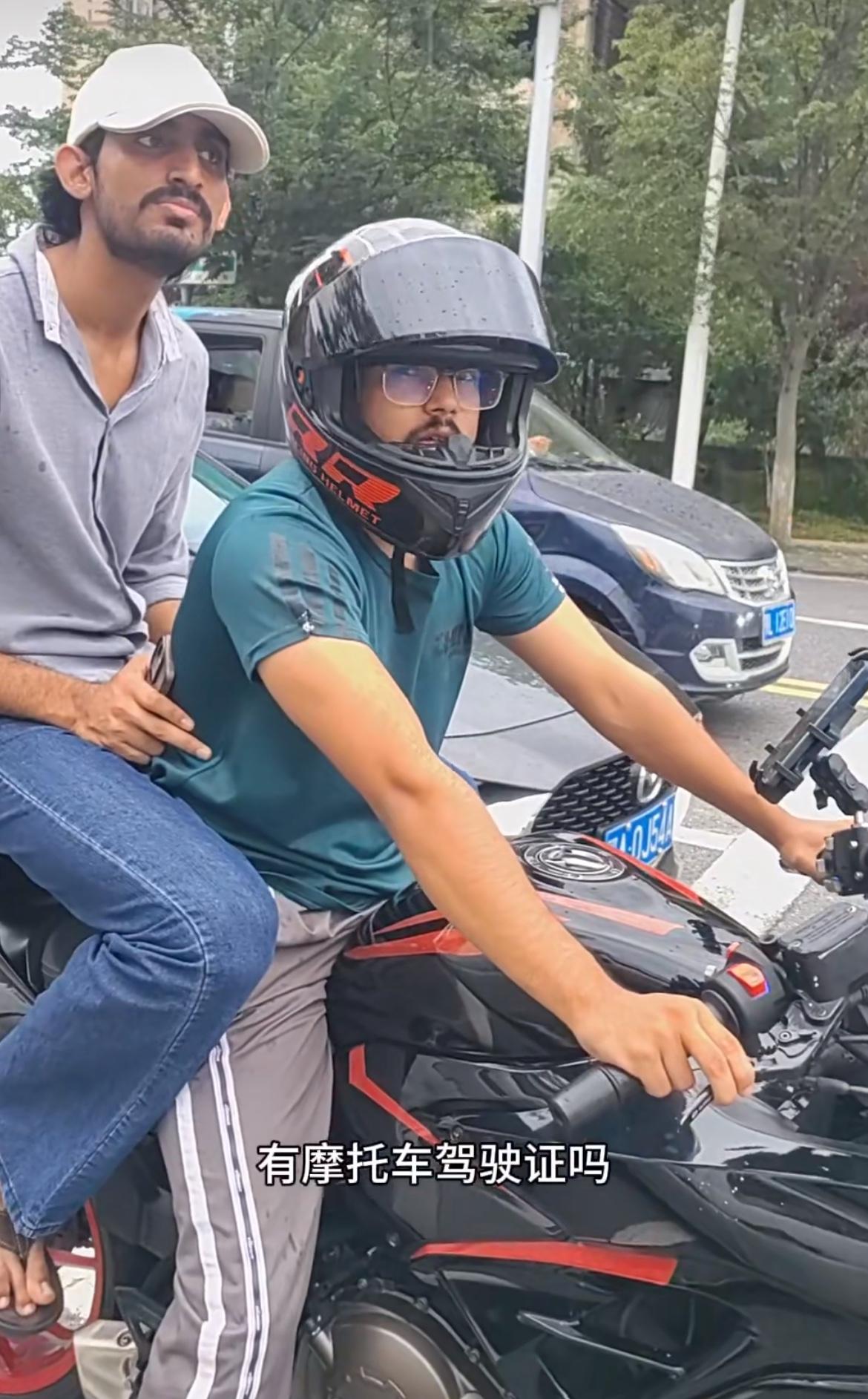 网友在马路上遇到两个骑着摩托车的老外，询问他们有没有摩托车驾驶证，他们支支吾吾不