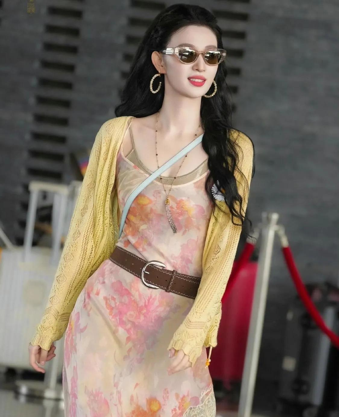 谁懂啊！王楚然太会穿黄色系衣服了！短款淡黄连衣裙配宽皮带，出门旅游拍照巨出片；