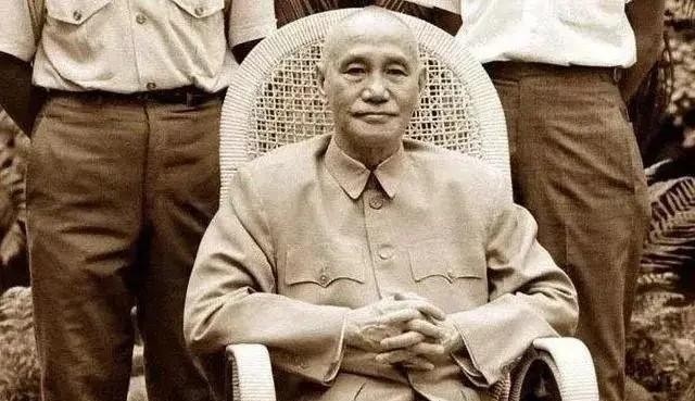 1975年清明节这一天晚上，蒋介石停止了心跳。他的医生熊丸赶紧给他打了一针强心针