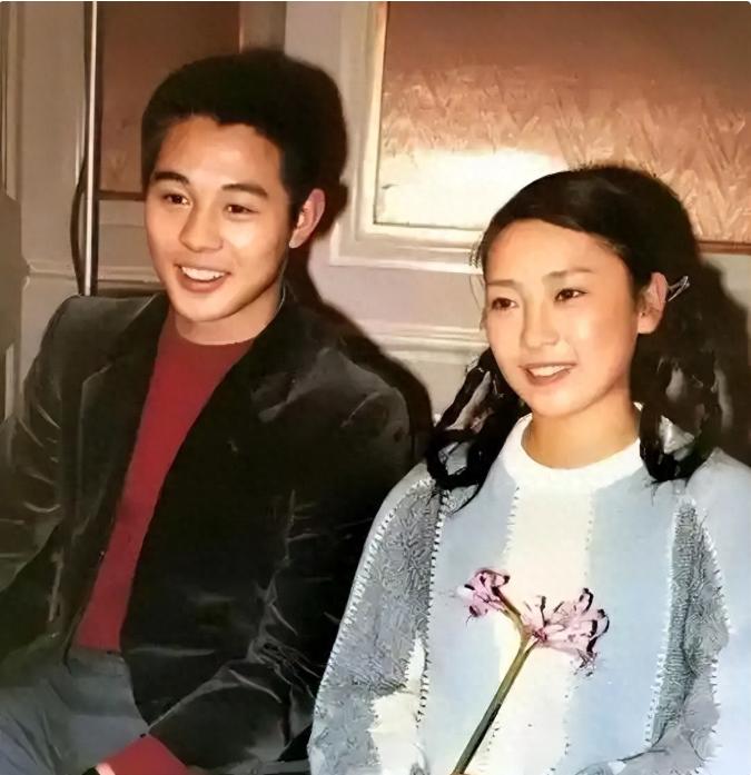 向太爆料李连杰陈年往事，果然有说法的。5月4日，向太直播突然为李连杰叫屈，让吃