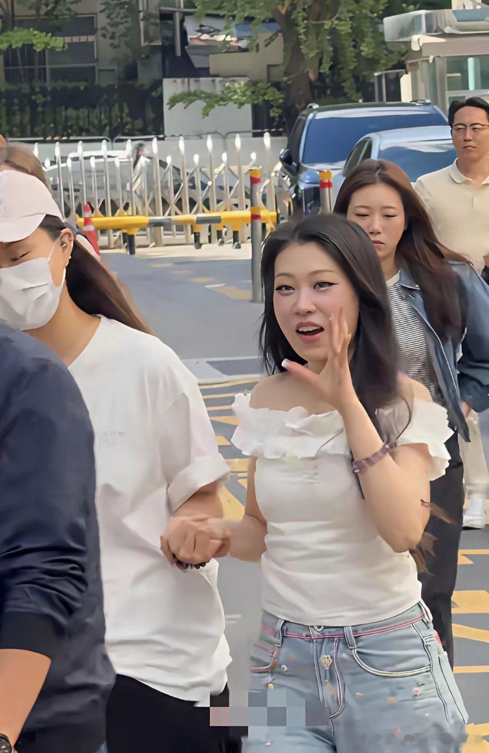 9月4日早上，沈佳润在韩国广播公司（KBS）上班，她在韩国的妆容很好看，走路需