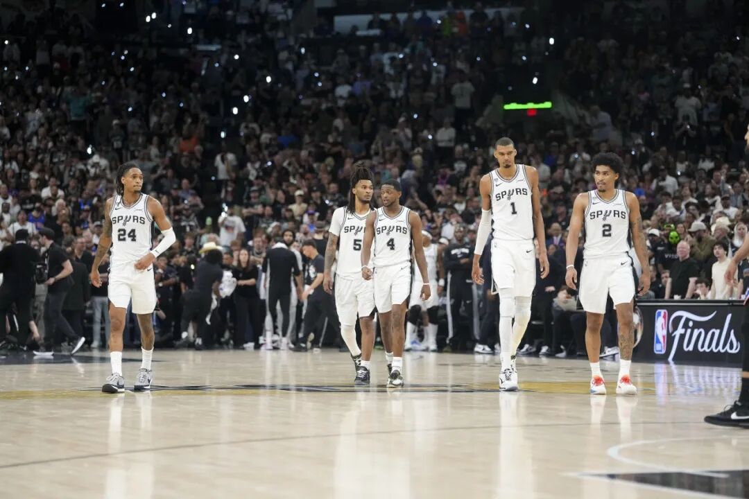 总决赛G3｜马刺逆转追分，尼克斯输球收两大核心利好NBA总决赛G3大战落幕，马刺