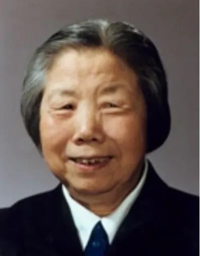 1992年7月11日，邓颖超去世后，她的秘书赵炜向中央提出了四个要求。然而，中央