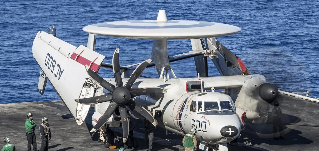 E-2D的空中加油，其实就是纯粹忽悠人的鸡肋，完全没多大作用。虽然美国海军宣称，