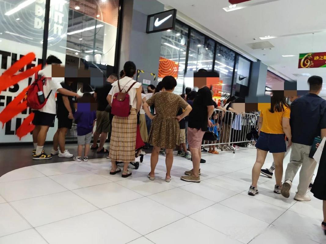 退休金三千那有资格穿耐克鞋昨天去西安浐灞砂之船商场买鞋，路过耐克专卖店，