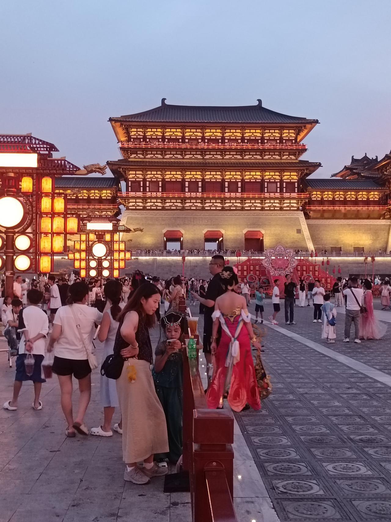 从洛阳出发，寻找有NPC玩法的景区。先从市区近的找。洛邑古城：人实在太多，多