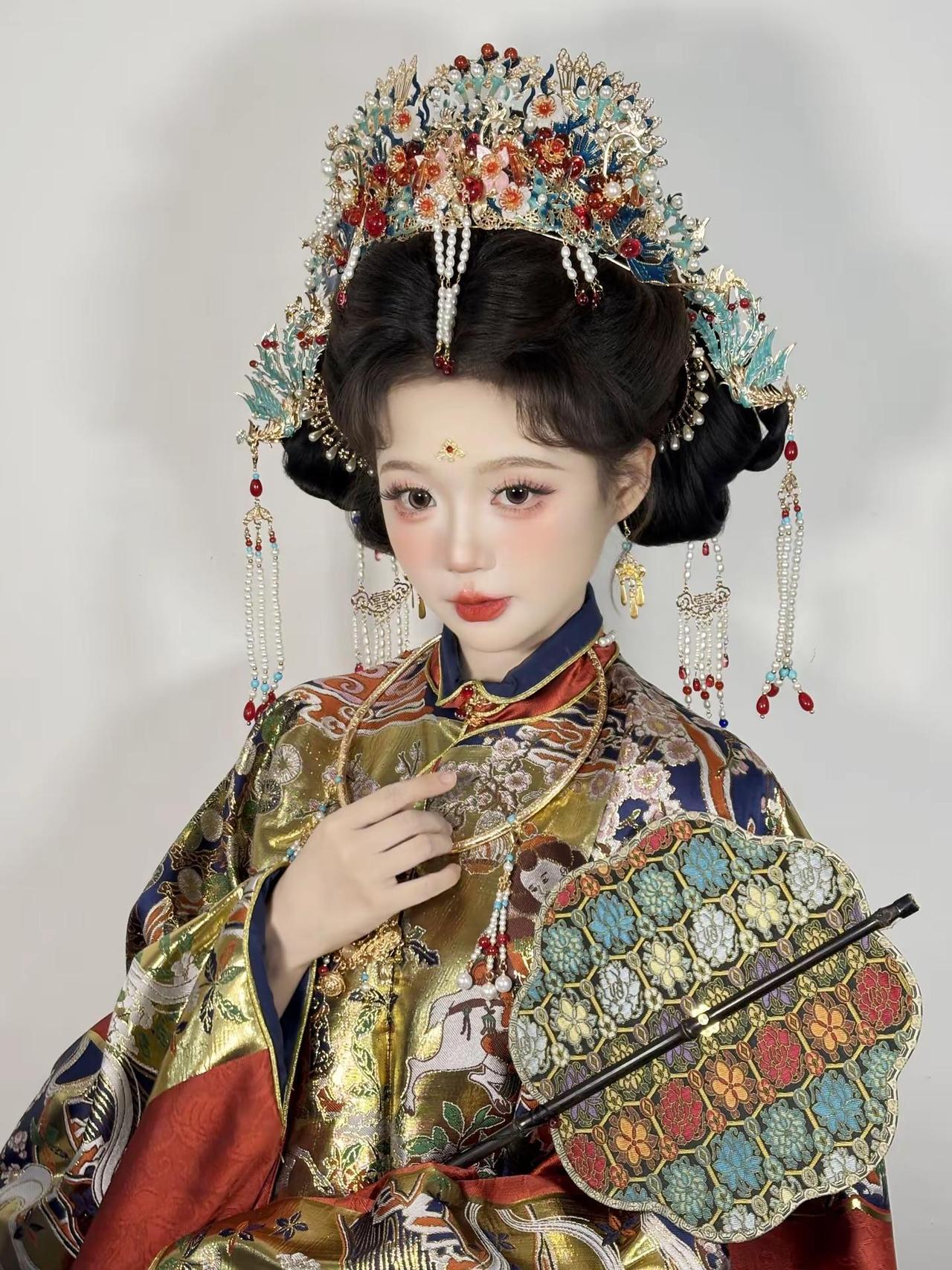 华丽暴击～这套明制妆造简直珠光宝气呀～两只老虎妆造西安妆造明制妆造明制