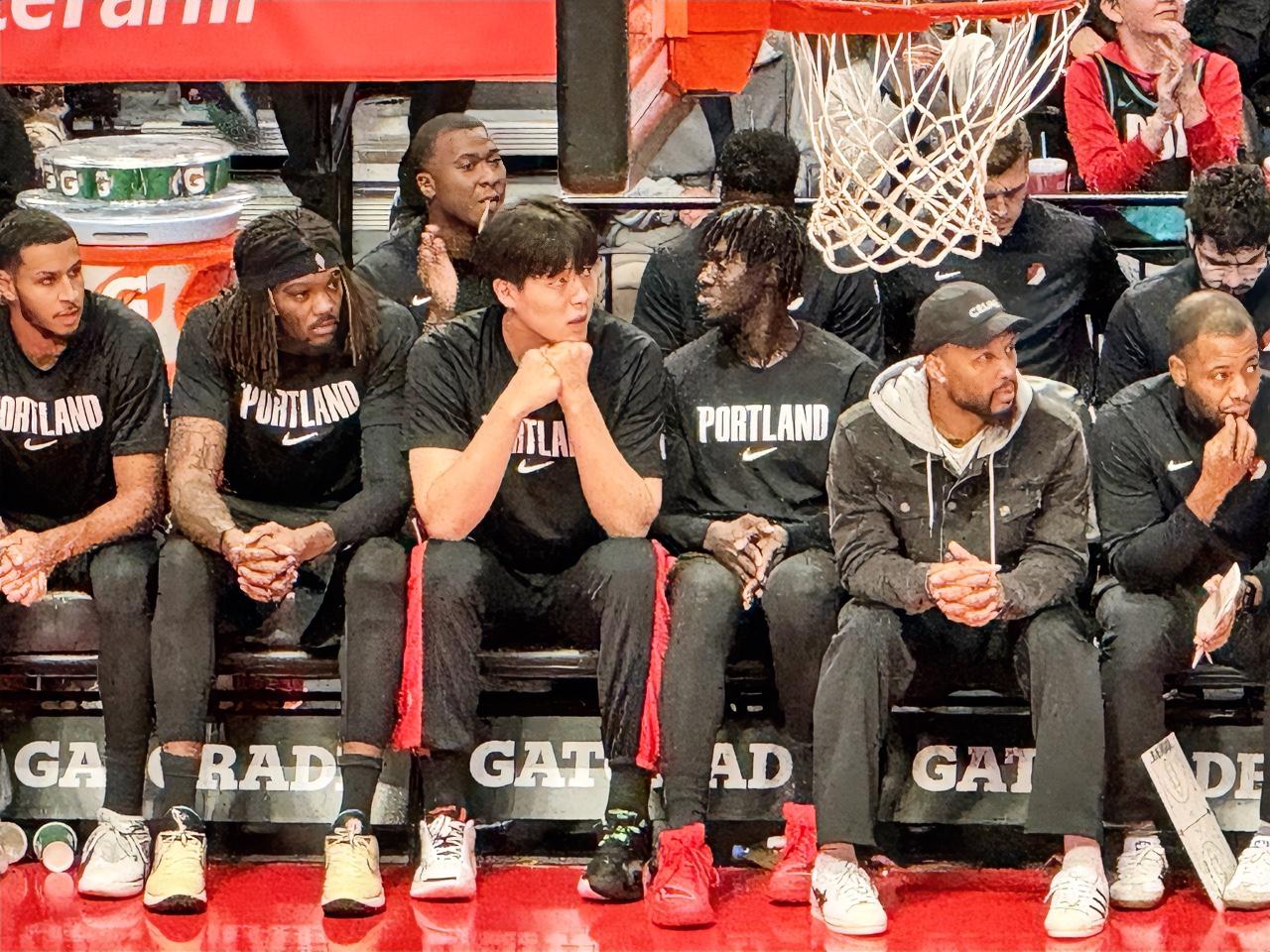 崔永熙：小杨，开拓者把你召回来，又不让你打，这是在逗你呢？？？杨瀚森：可能是为