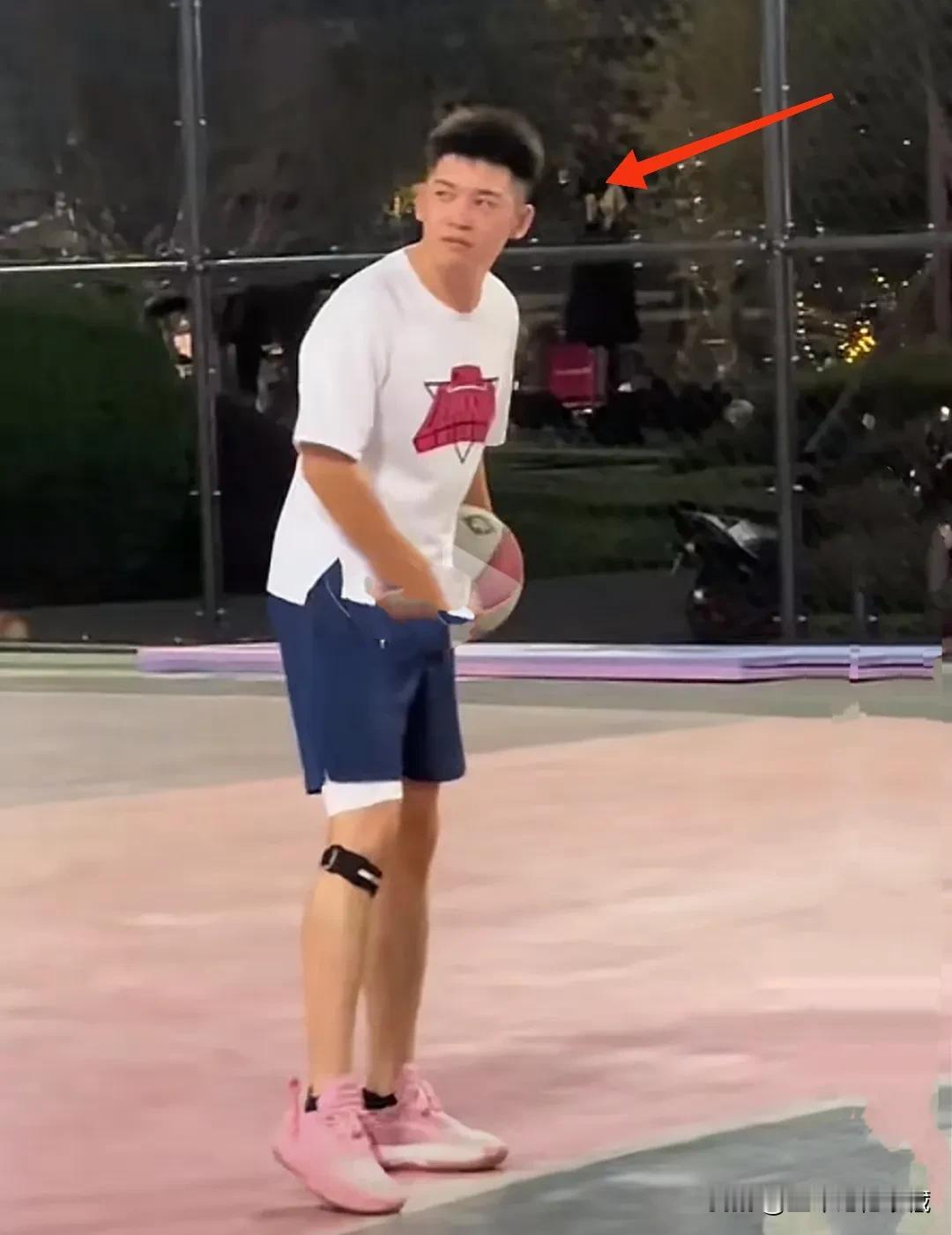自贡最帅交警陈俊生气时的表情都超萌！一身便装的陈俊，白色圆领T恤衫，蓝色短裤，粉