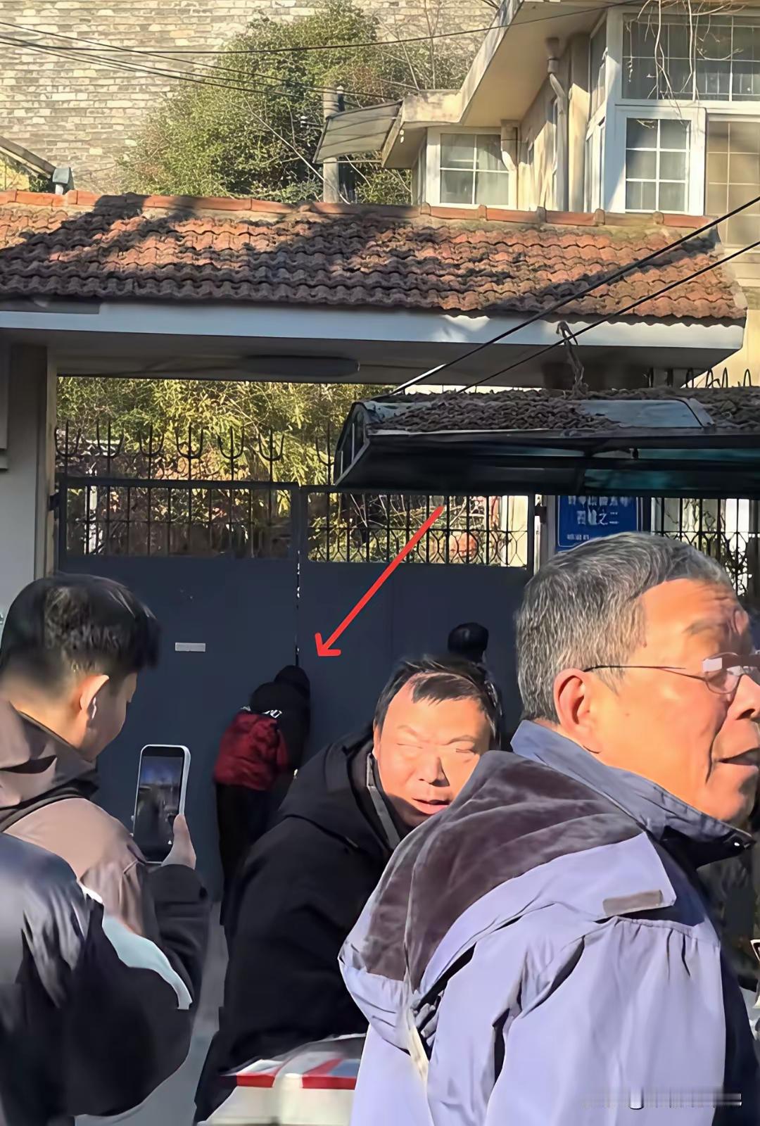 徐湖平夫妇被带走后，他们居住的别墅一下子出名了，人们络绎不绝前往“参观”，其中一