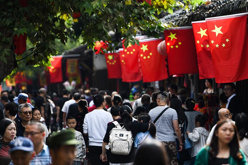 毕竟没有哪个国家人民像我们一样，一直被保护的好好的。这样的保护，可是外国人羡慕不