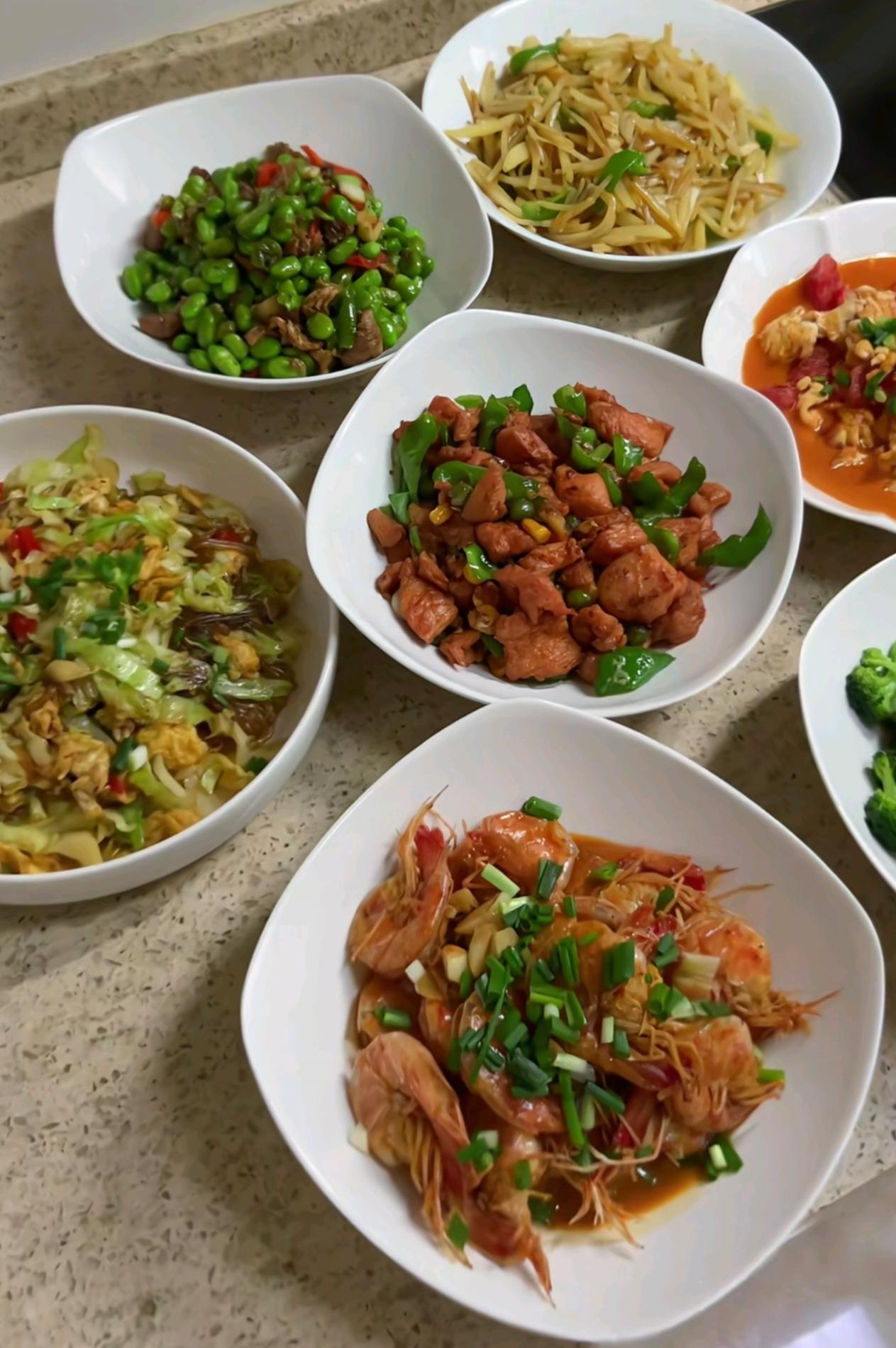 好友退休之后远赴西安带孙子，每日围着小家忙前忙后。买菜做饭、洗衣做家务，大大小
