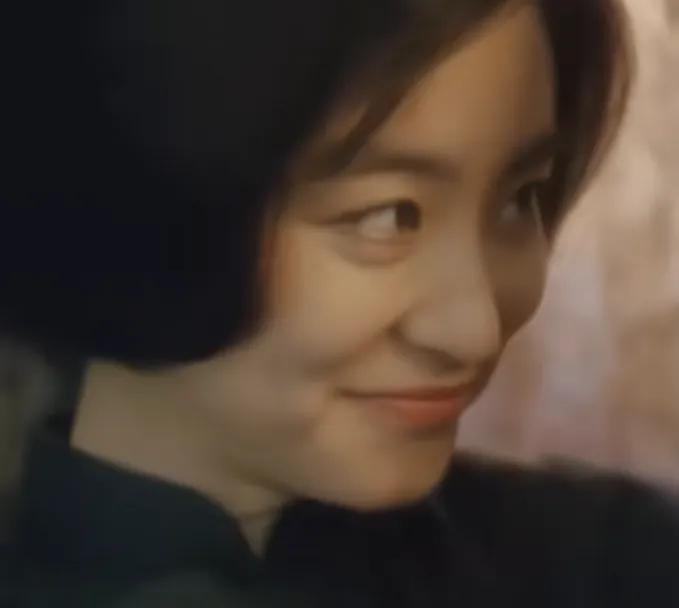 林青霞的美貌被严重高估了，林青霞单看五官根本算不了漂亮，一脸的男人相貌！嘴巴牙