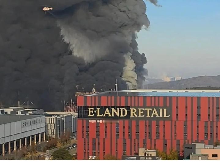 韩国重大火灾韩国一家大型时尚物流中心发生火灾烧了60小时。约1100万件服装、