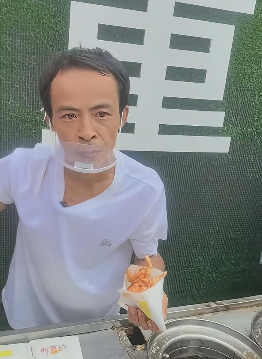今年最真实、最厉害的主理人应该是非鸡排哥莫属吧，他这个鸡排主理人是当得实至名归的