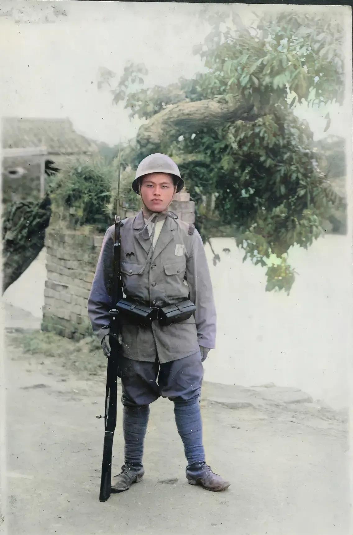 小鬼子，身高真的不高，当年老百姓给他们叫小鬼子是有根据的，图中这名日本鬼子身高还