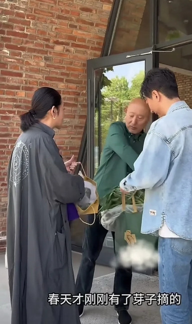 倪萍去陈佩斯家做客，带去的这几幅画太漂亮了，都是倪萍自己所做，倪萍真的太厉害了，