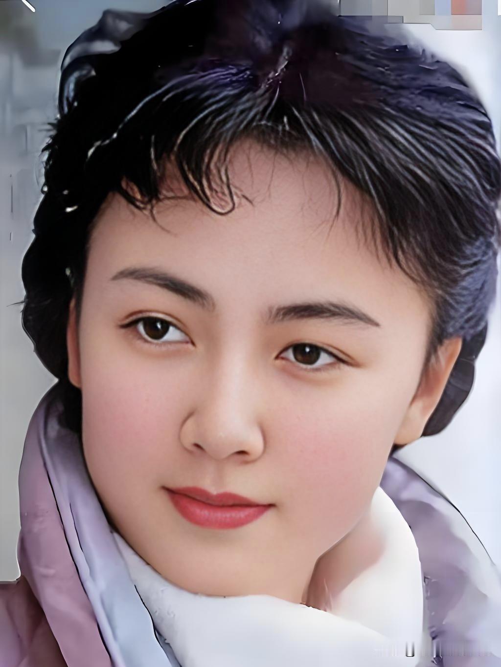 赵静，80年代银幕女神，气质温婉、眉眼如画。从《海之恋》到《笔中情》，她用细腻演