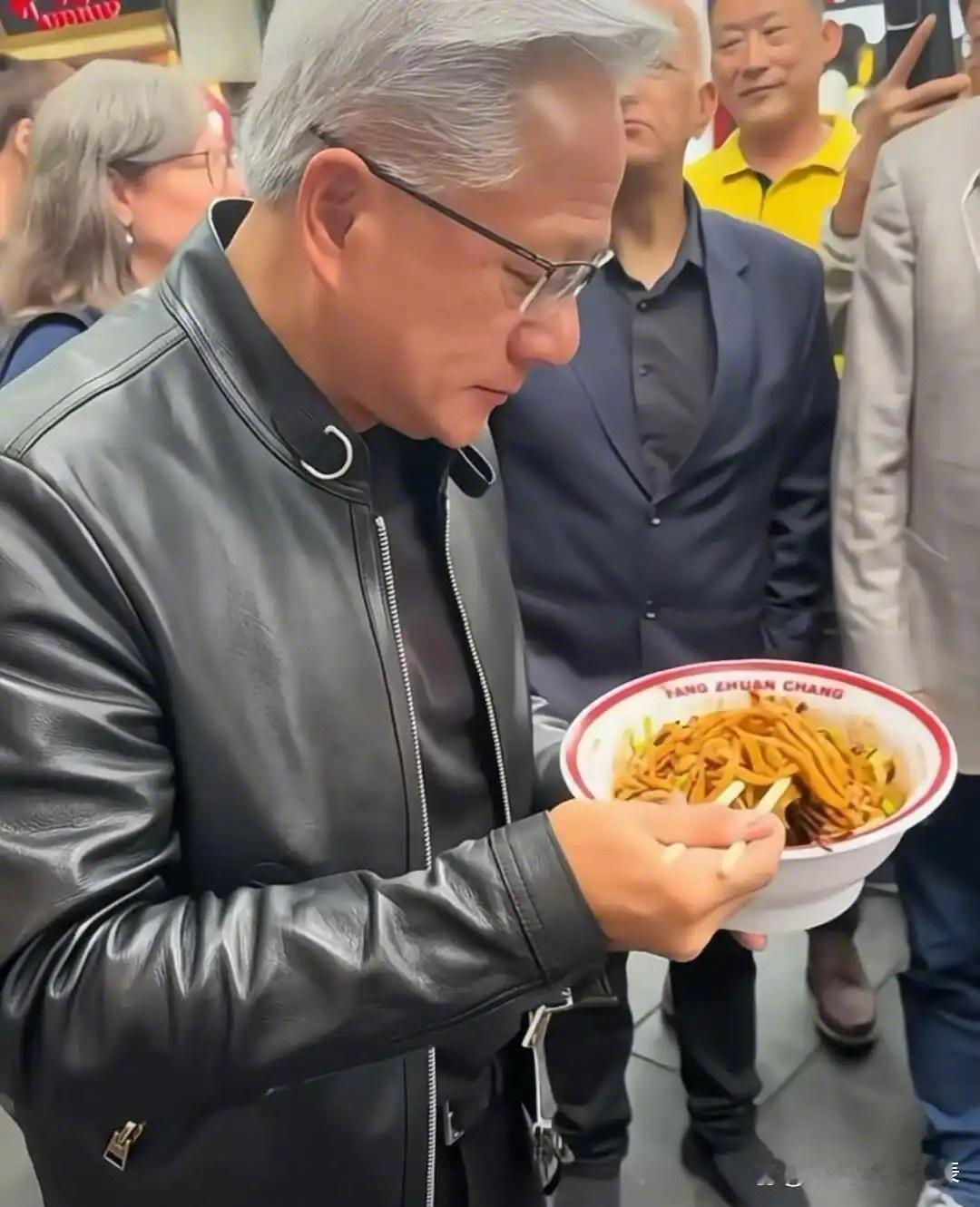 黄仁勋在中国寻求芯片生意突破热点解读据路透社援引三位知情人士报道称，美国已批准