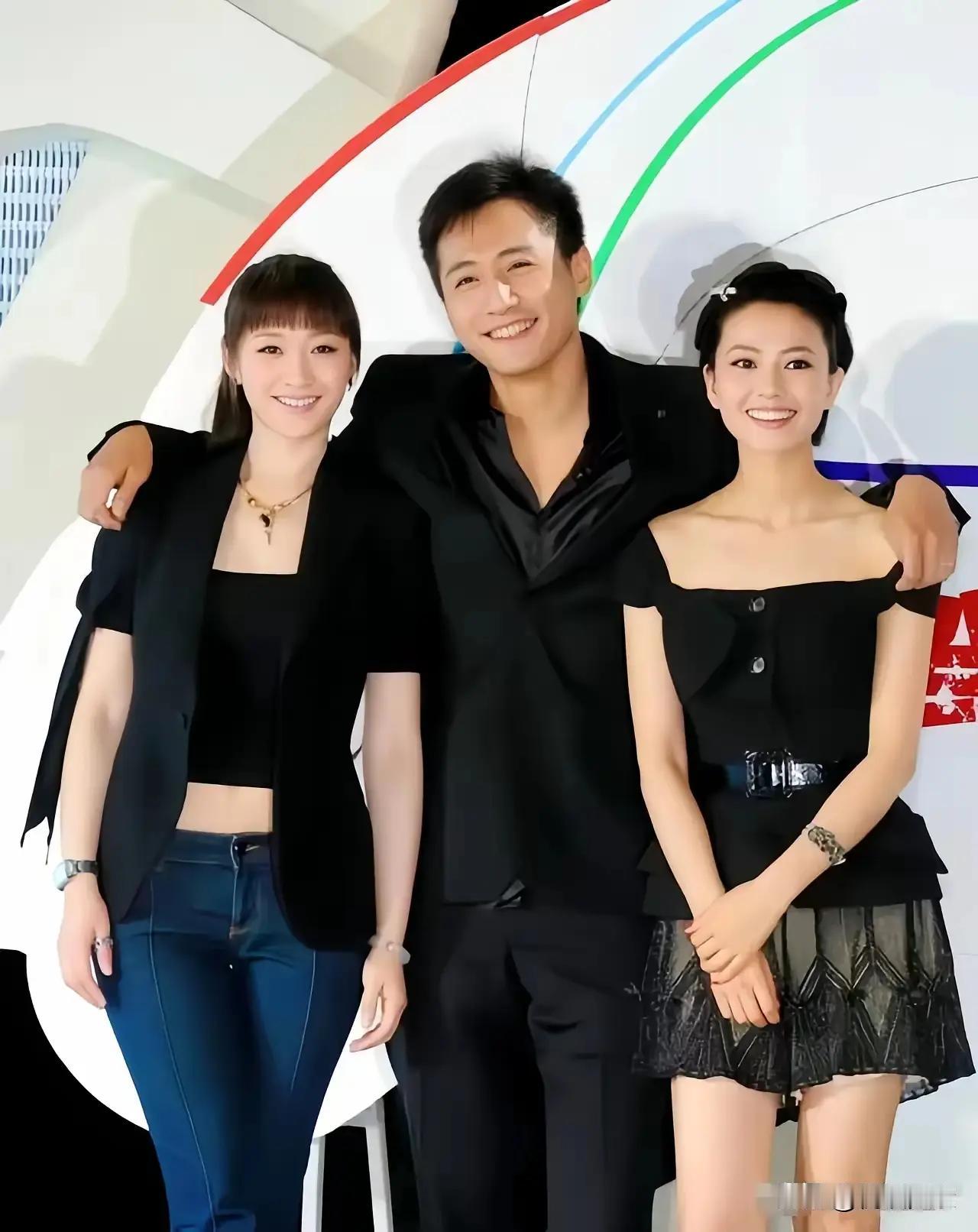 一边是李小冉，一边是高圆圆。一位高挑清秀，一位美丽明媚，站在中间的刘烨可不就笑成