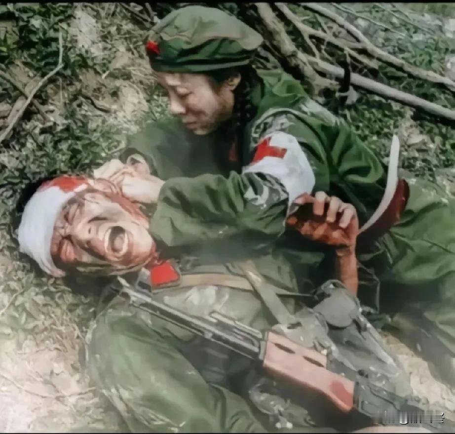 令人心疼的一幕！老山前线，女医护兵正在给受伤的战士包扎头部伤口，尽管女兵包扎技