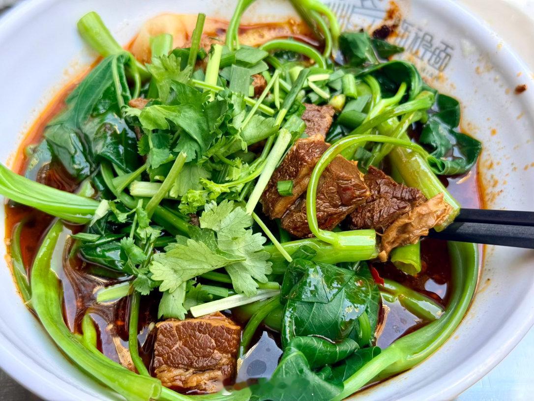 练完吃个早午餐~多多菜少少面大块牛肉和煎蛋满足！​​​
