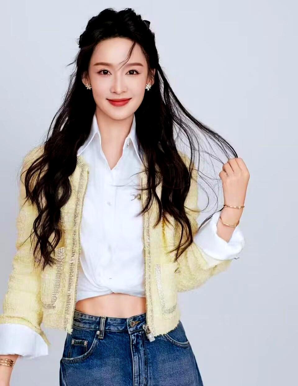 李沁接新戏，演新中国第一代女刑警。她提前两个月进组，学犯罪心理学，跟现役女警体