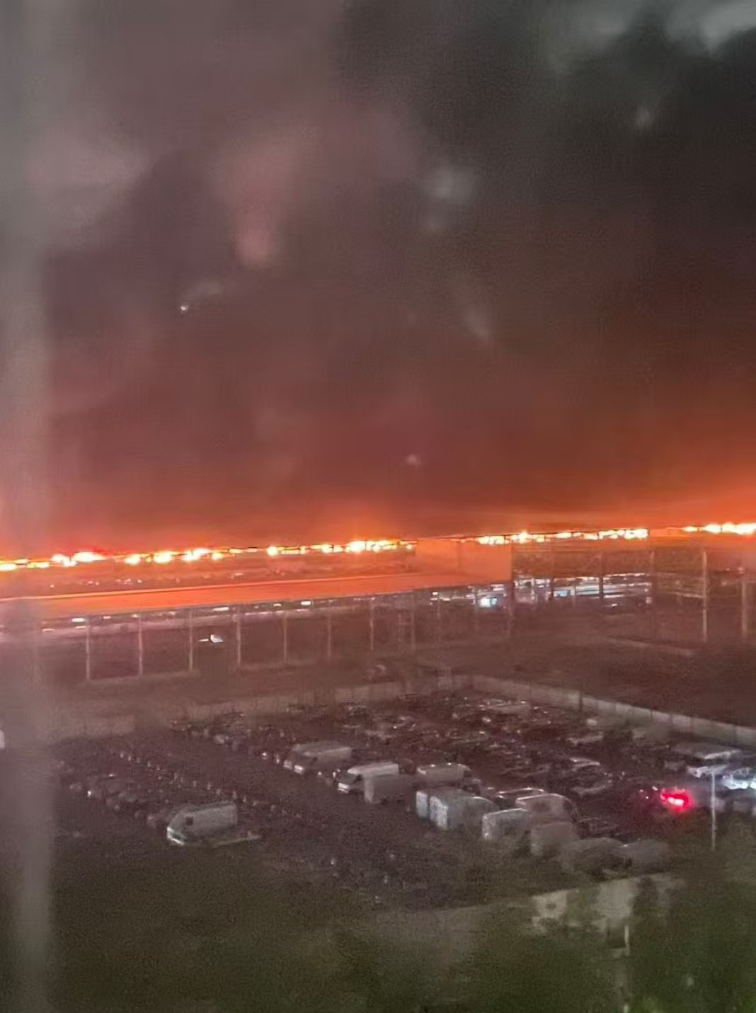 某新能源企业（的车库？报废车库？）熊熊大火……希望不要有人员伤亡！大v聊车