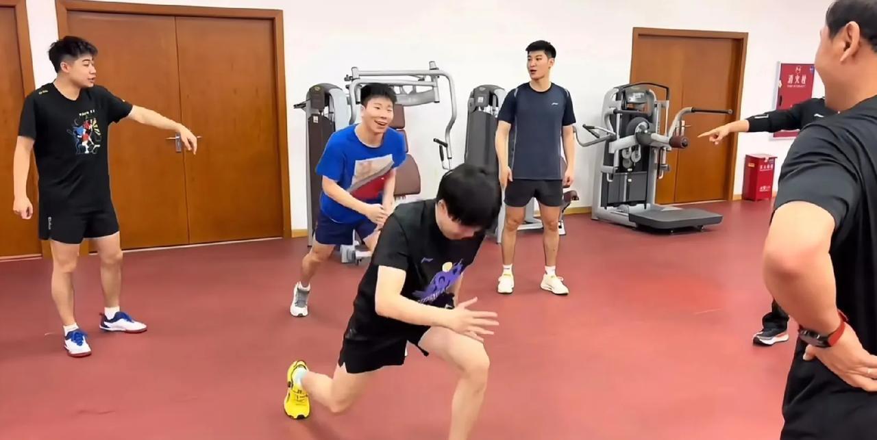 学霸就是学霸，一学就会，做得还很标准王楚钦、徐瑛彬、薛飞和曹魏一起体能训练。