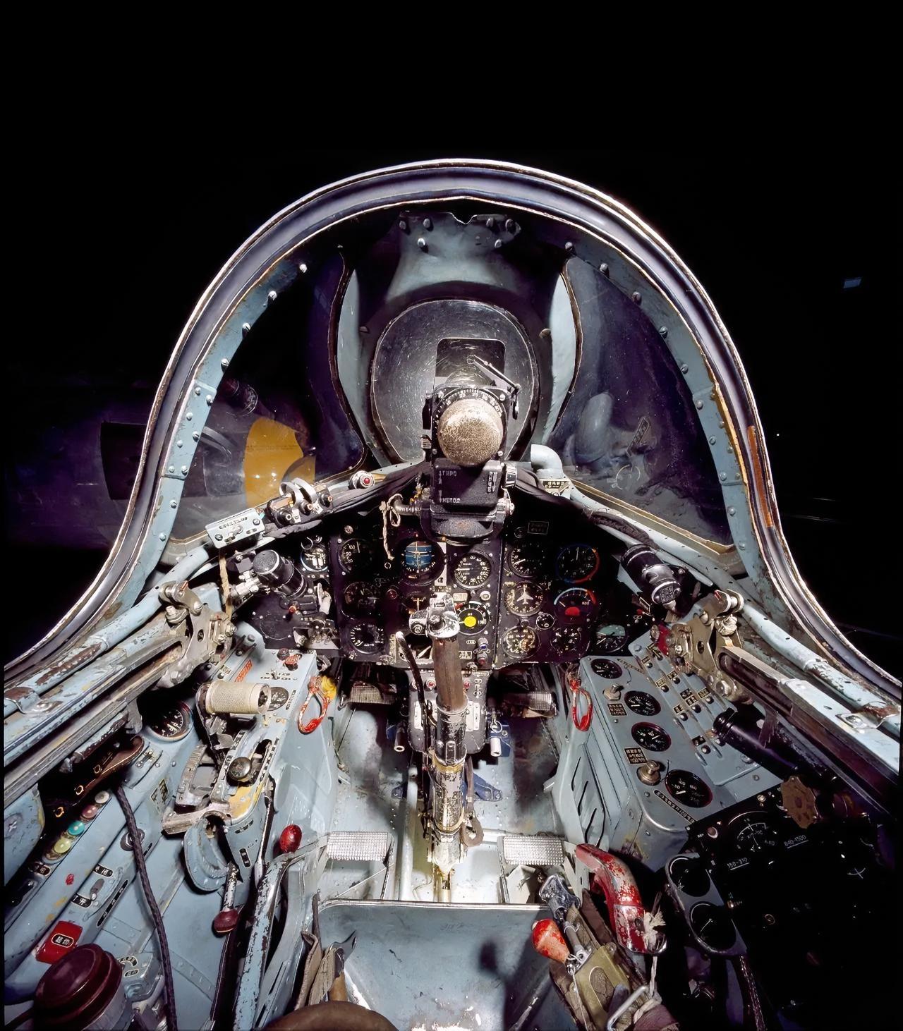这是歼-5战斗机的座舱画面，歼5采用单座密封式加压座舱，位于机身前部，被进气道从