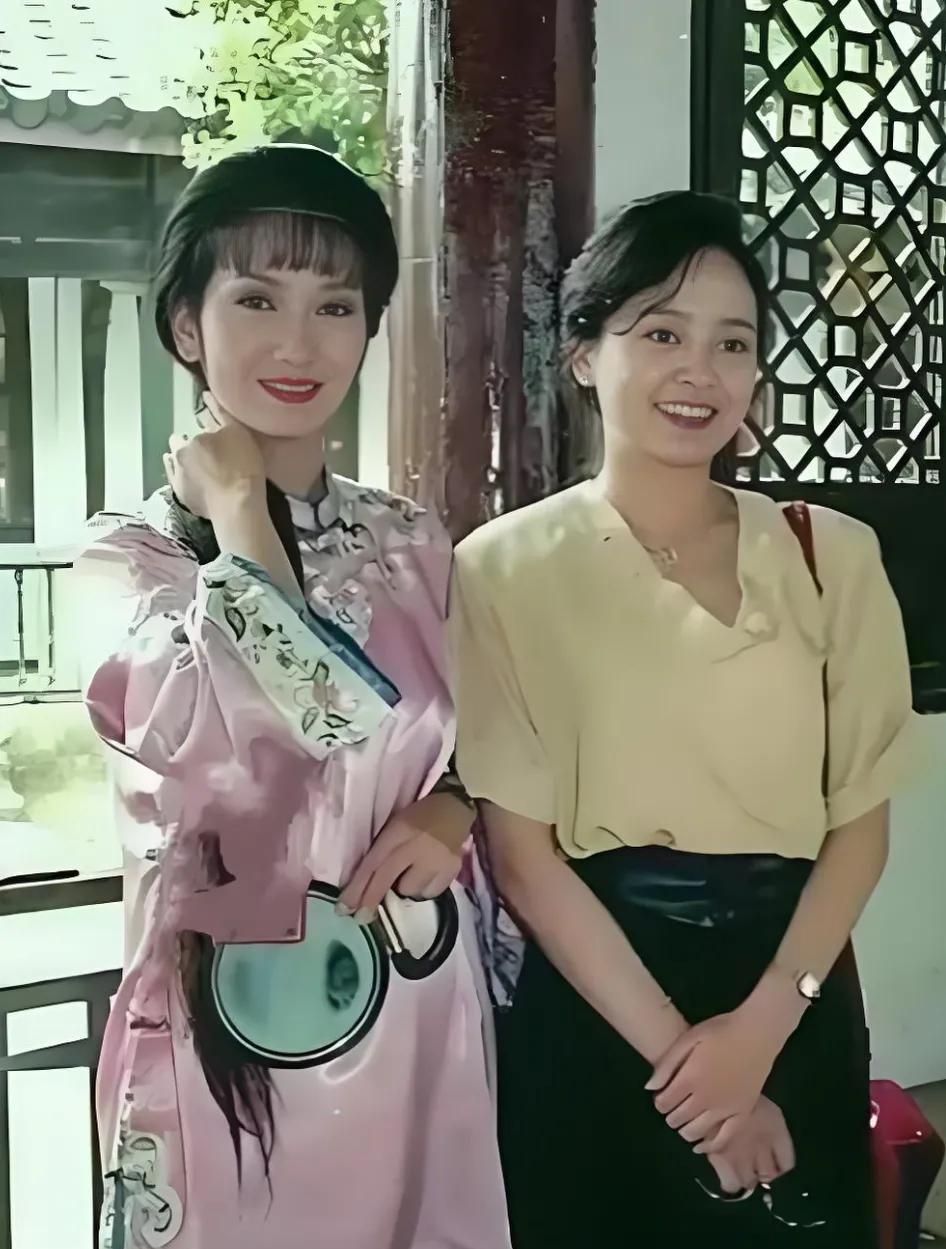 太意外了！张瑜居然和赵雅芝同框合影过，一个是内地的女演员，一个是香港的女明星，在