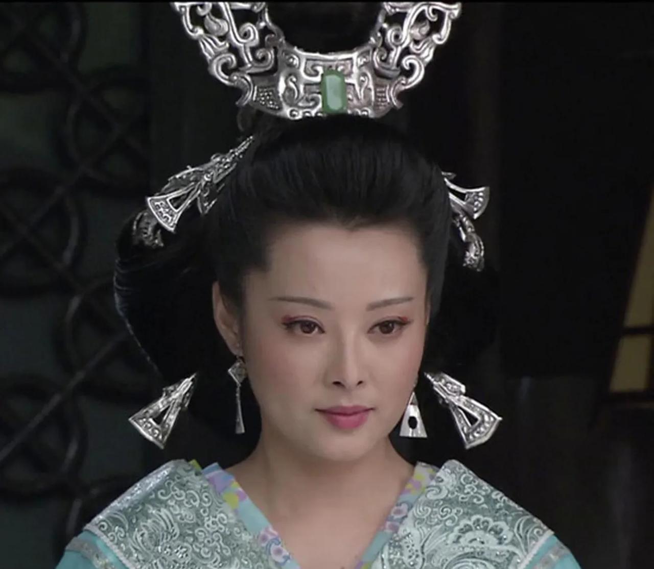 公元8年，王莽闯进姑姑王政君寝宫，张口索要传国玉玺，说：我坐上皇位后，保您后半生