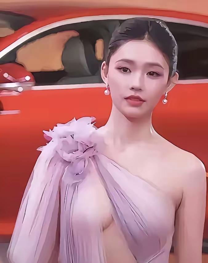 林允这组红毯生图杀疯了！淡紫纱裙配珍珠耳饰温柔又性感林允走秀林允照片集林允身