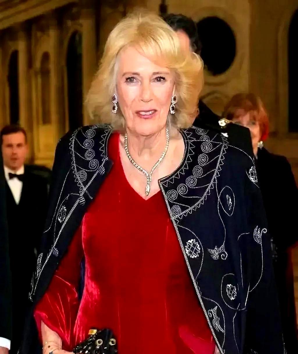 卡米拉直接祭出了维多利亚女王当年的结婚信物。卡米拉把维多利亚女王的古董胸