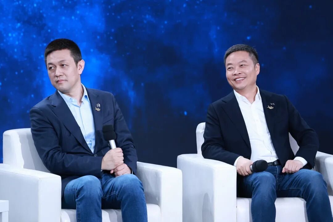 【李斌何小鹏互相评价】何小鹏称李斌太花钱了央视《对话》栏目中，何小鹏和李斌互相