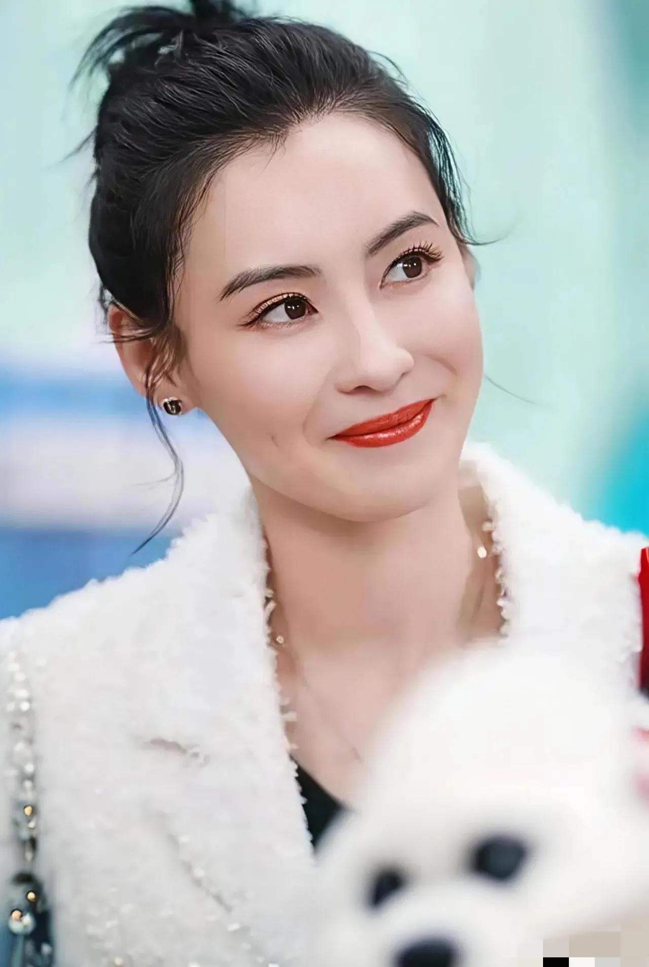 张柏芝遭起诉陷风波！谢霆锋沉默陪王菲逛展，18岁谢振轩一句怒吼戳穿冷暖人心！