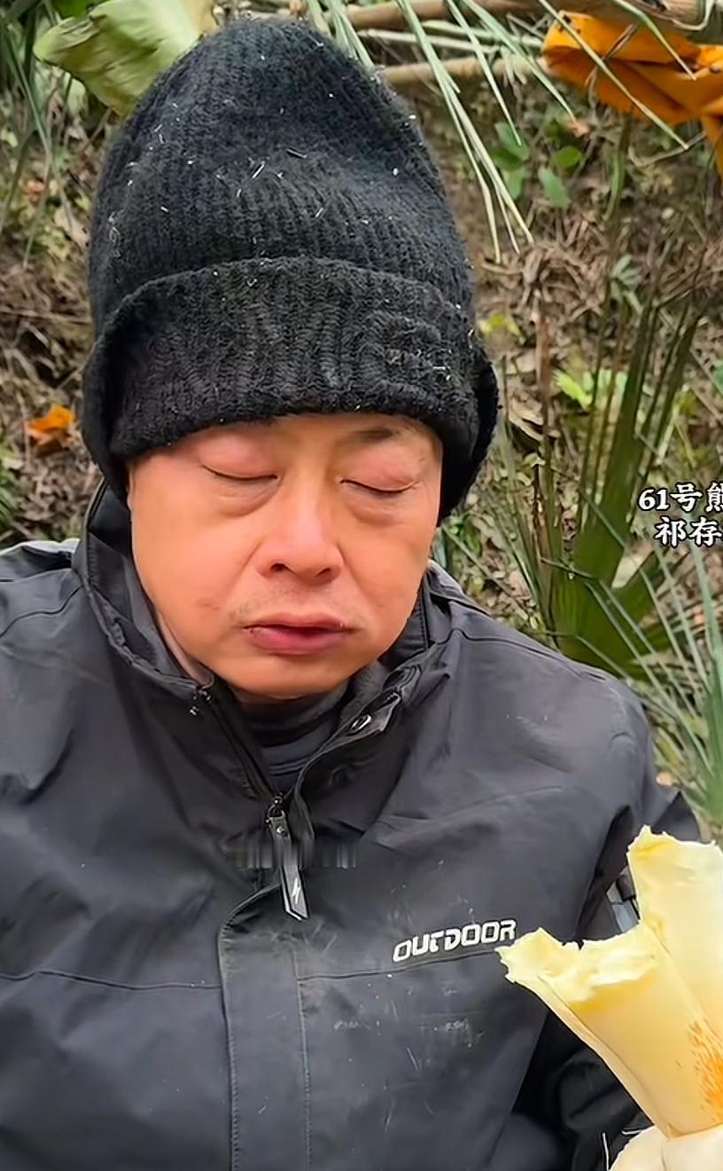 荒野熊二居然是个拆二代，家里面好几套房子，据说他家还有几个菜鸟驿站。最开始来参