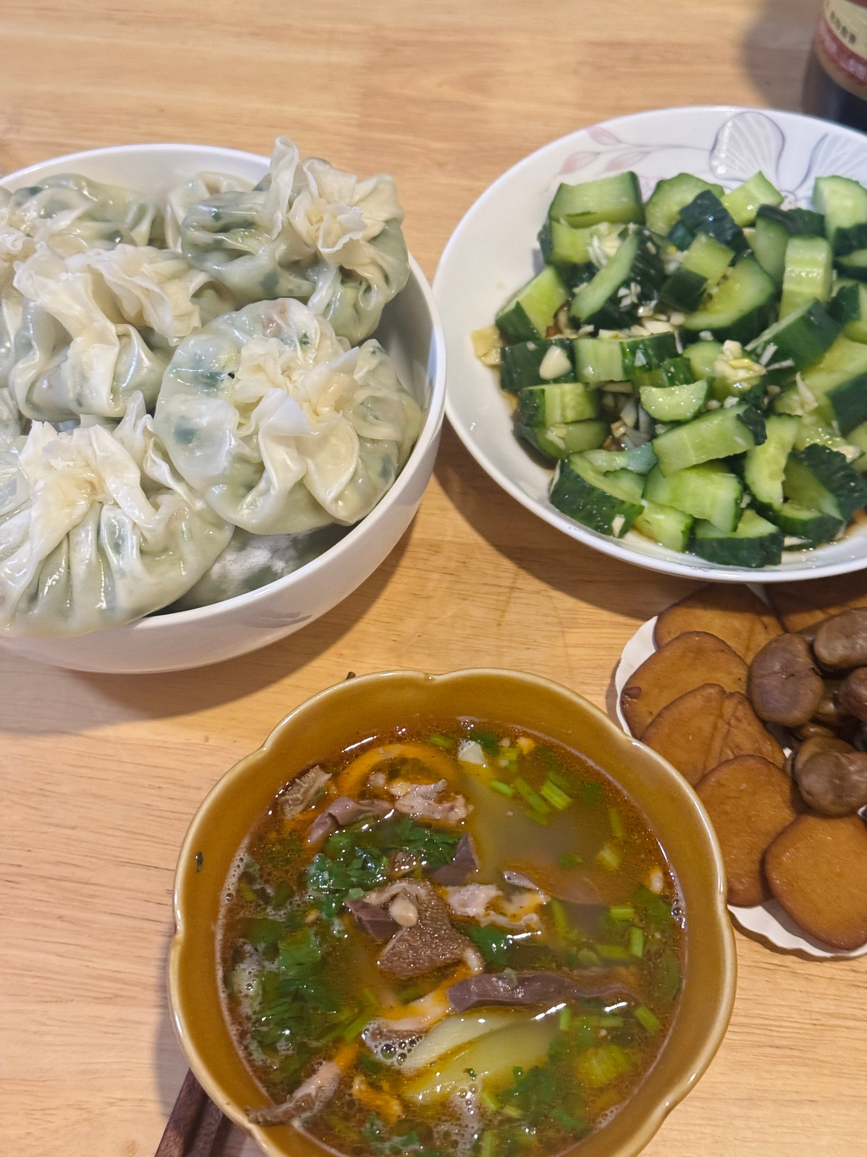 昨天下午武汉回杭州，没抢到直达的票，于是换了一次车和四次座位才在昨晚十点出差结束
