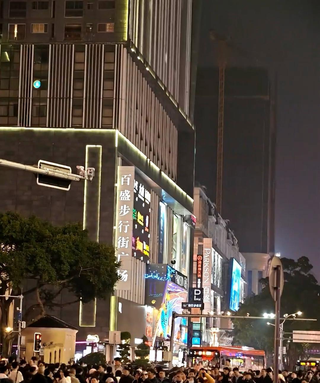 在南宁大家都不回家过年吗？整个广西的人都来南宁旅游了，还有买买买！海吉星，山