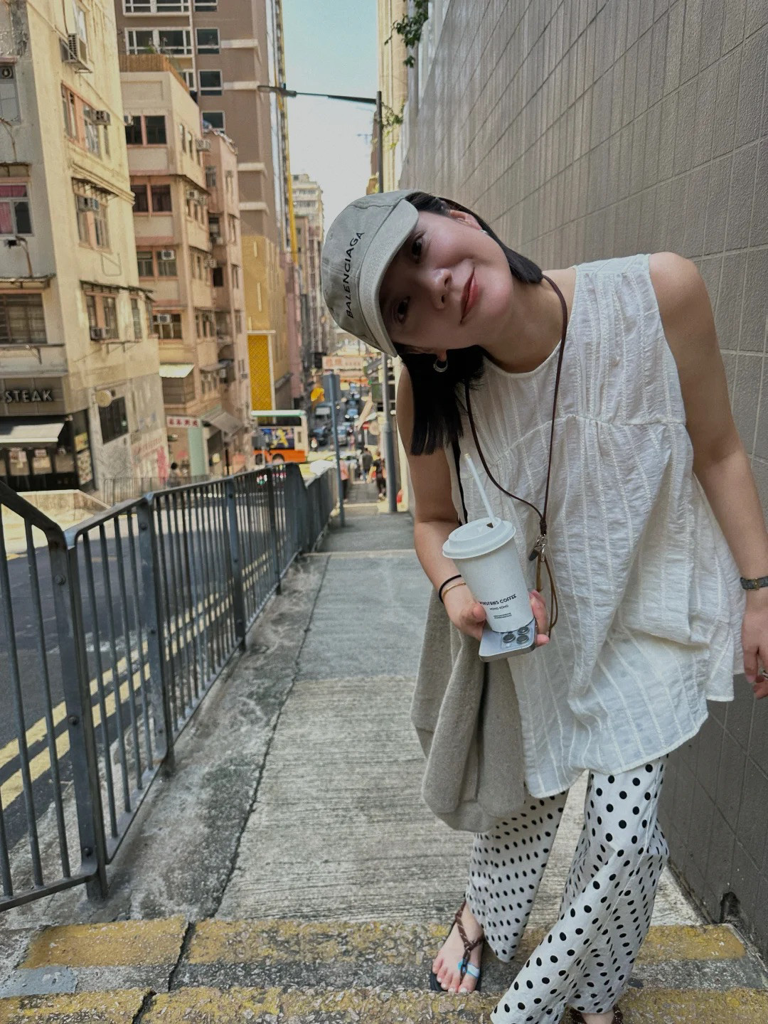 超爱这样的休闲风呀！米杏色的宽松背心，中长设计更慵懒。搭配一条同色调的波点裤，慵懒又文艺。这一身也很