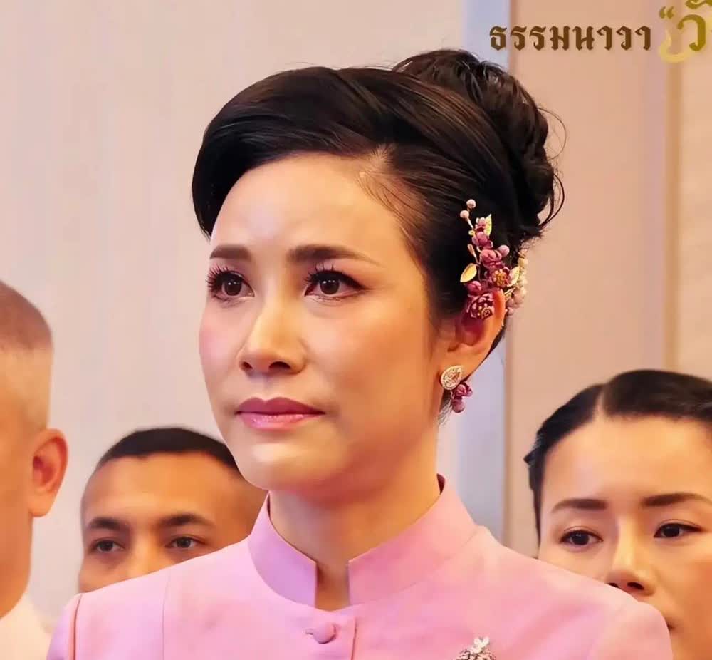 都说诗妮娜是泰王的最爱我不这样认为既然是最爱怎么不选她做王后呢？还给