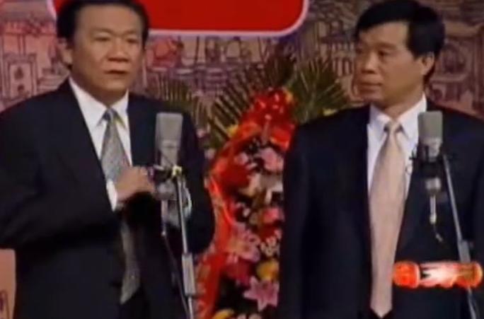 侯耀文还曾在苏文茂的从艺六十周年纪念演出中，在台上进行砸挂，把大家公认的“文哏大