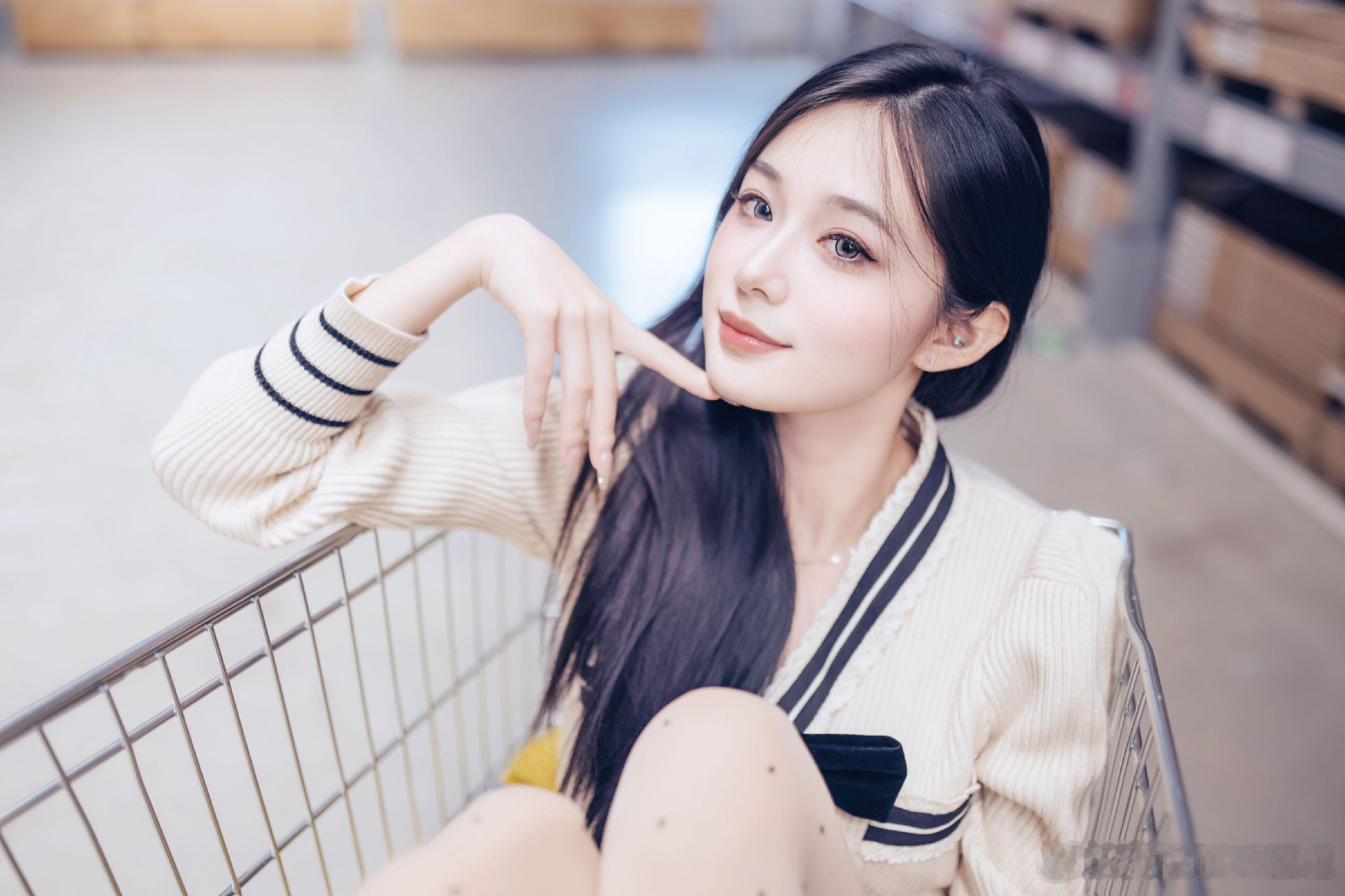 人像摄影去购物的时候，是不是都坐过购物车美女绘梦长廊