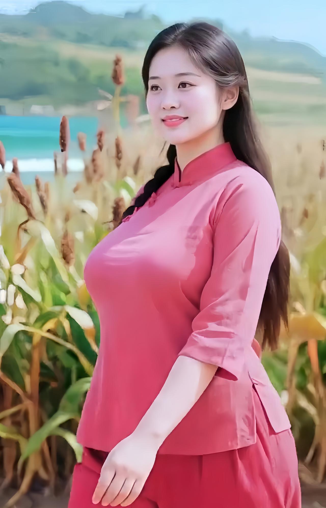 秋风起，秋意浓，她身着粉衫，漫步于田间小径，似是融入这斑斓的秋色之中。目之所及